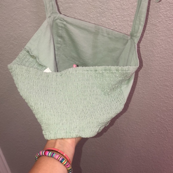 A cute green crop with a tie for straps - Picture 4 of 4